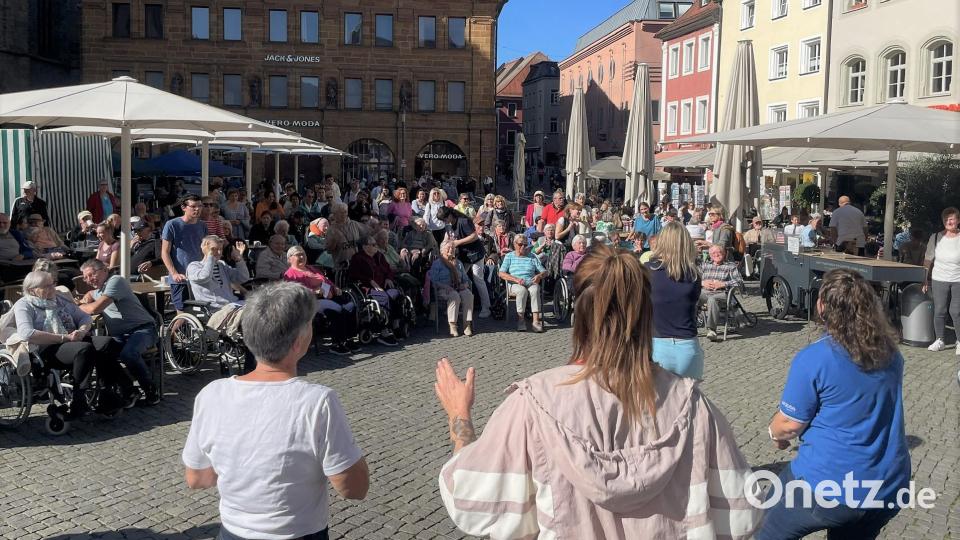 Angeleitet von den Initiatorinnen, allen voran Kathrin Seidl vom Landesamt für Pflege (vorne in hellblauer Hose und dunkelblauem T-Shirt), machten die Seniorinnen und Senioren beim Tanzen begeistert mit. Bild: Susanne Schwab