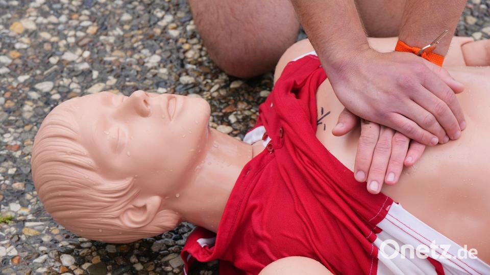 Nur jeder Vierte in Deutschland hat während der vergangenen zwei Jahre Herz-Lungen-Wiederbelebung geübt. Archivbild: Soeren Stache/dpa