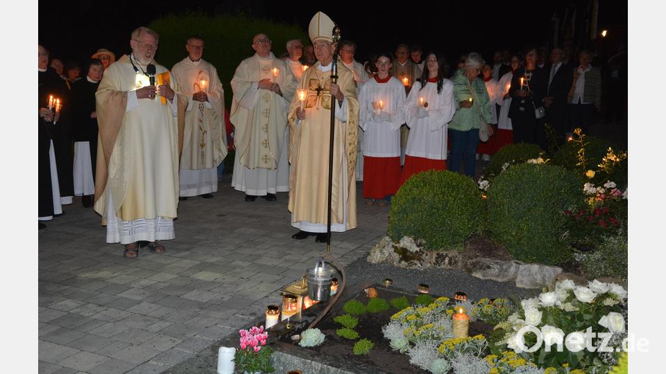 Beeindruckend die Lichterprozession und das Gebet am Grab der Resl. Bild: jr
