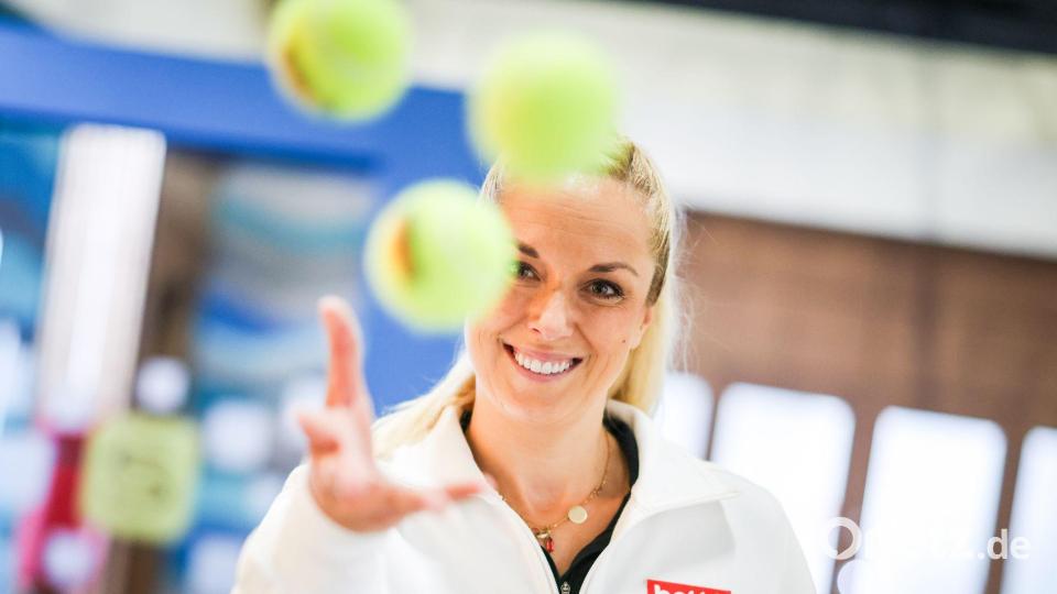Sabine Lisicki spielt in der Serie Sabine Lisicki - und gibt in der Seifenoper einen Tennis-Workshop. Bild: Christoph Reichwein/dpa