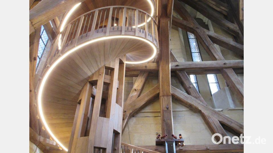 Die Wendeltreppe aus massiver Eiche ist 21 Meter hoch und 20 Tonnen schwer und gilt als ein Meisterwerk der Zimmermannskunst. Bild: Sabine Glaubitz/dpa