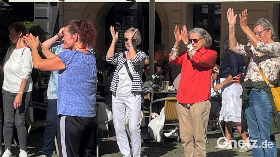 Auch die Gäste, die am Rande das Geschehen verfolgten, hielt es nicht mehr lange und sie machten mit bei diesem Flashmob zum Thema Demenz. Bild: Susanne Schwab