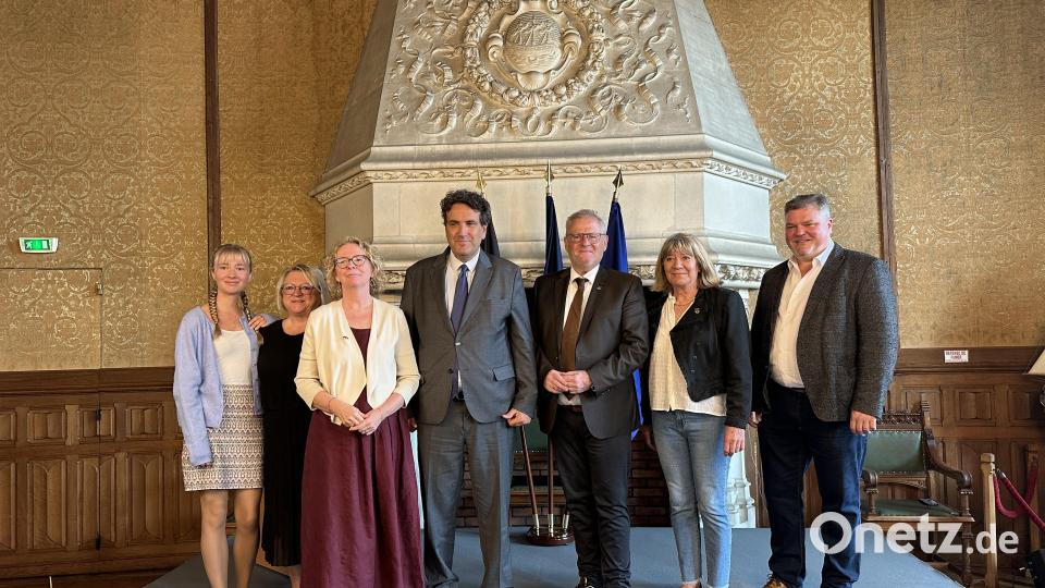 Von links: Schülerin Anouck, Sonja Dietl (Ehrenvorsitzende des Schwandorfer Libourne-Vereins), Konsulin Kerstin Ursula Jahn, Libournes Bürgermeister Philippe Buisson, Schwandorfs Oberbürgermeister Andreas Feller, Patricia Fiot (Vorsitzende des Libourner Schwandorf-Vereins) und Fabian Borkner (Vorsitzender des Schwandorfer Libourne-Vereins) beim Festakt anlässlich des 60-jährigen Jubiläums der Städtepartnerschaft Schwandorf-Libourne. Bild: Lara Schmaus