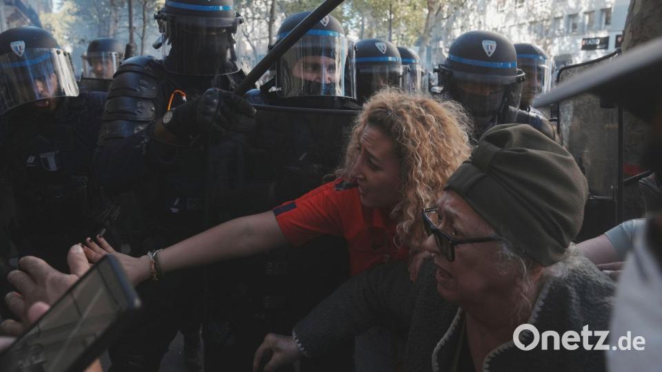 Paris: Polizisten und Demonstranten prallen bei Protest gegen Sparpläne aufeinander. Bild: Thibault Camus/AP/dpa