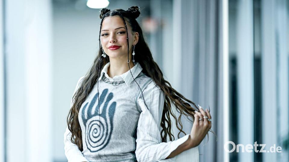 Ihren Durchbruch hatte Nina Chuba im Jahr 2022 mit dem Song „Wildberry Lillet“. Bild: Britta Pedersen/dpa