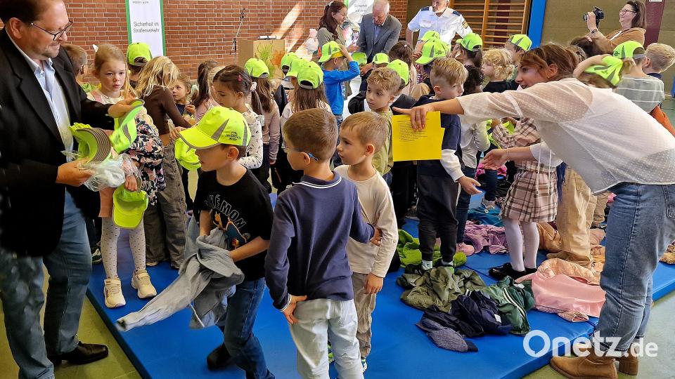 Ausgabe der gelben Caps an die Erstklässler. Bild: R. Kreuzer