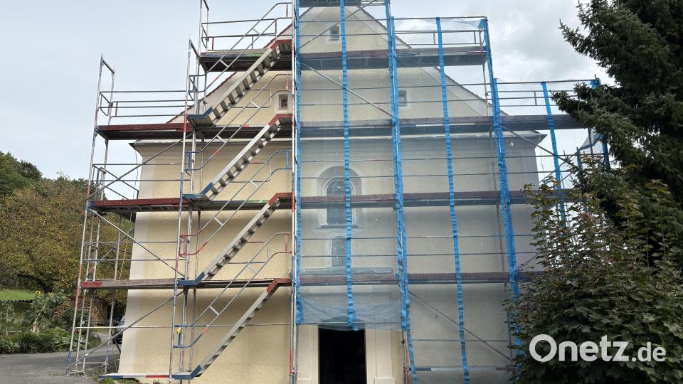 Derzeit ziert noch ein Gerüst die Wallfahrtskirche St. Leonhard. Der Putz wurde bereits aufgetragen, jetzt erfolgt noch der Farbanstrich Bild: sns