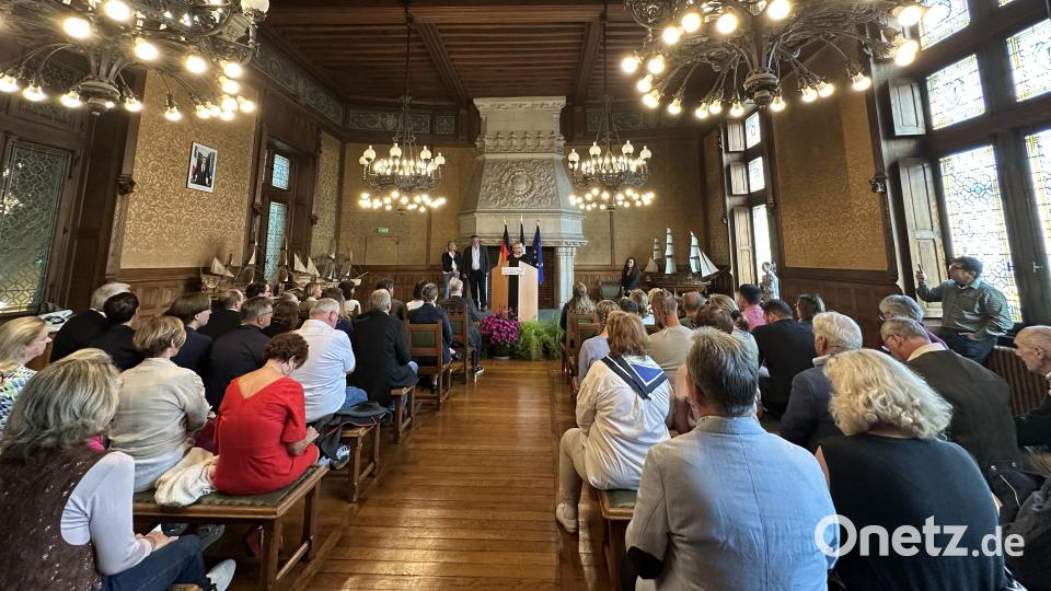 Im voll besetzten Hochzeitssaal des Libourner Rathauses lauschten die geladenen Gäste dem Redebeitrag von Sonja Dietl (Ehrenvorsitzende des Schwandorfer Libourne-Vereins). Bild: Lara Schmaus