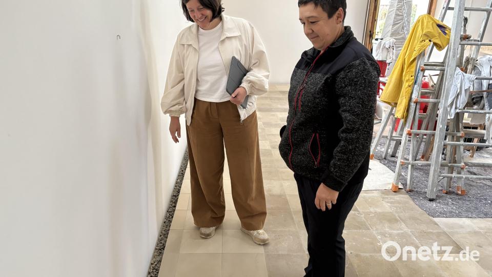 Kirchenpflegerin Sigrid Mehltretter ließ sich von Projektleiterin Barbara Wilnhammer die Entfeuchtungsfuge zwischen Boden auf aufgehender Wand zeigen Bild: sns