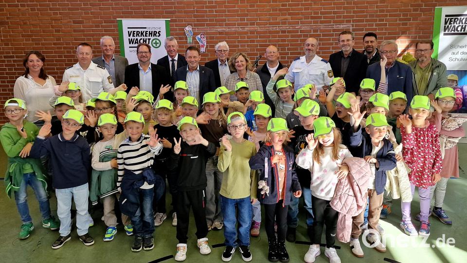 44 Erstklässler wurden mit den traditionellen gelben Mützen ausgestattet. Bild: R. Kreuzer