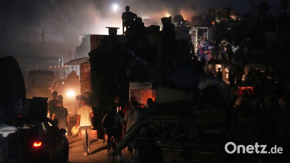 Palästinenser fliehen und tragen ihre Habseligkeiten entlang der Küstenstraße in Richtung des südlichen Gazastreifens. Bild: Abdel Kareem Hana/AP/dpa