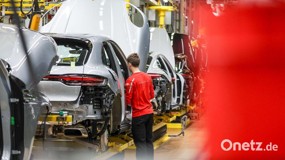 Künftig setzt Porsche wieder weniger auf E-Modell wie den Macan - sondern auf Verbrenner. (Archivbild) Bild: Jan Woitas/dpa