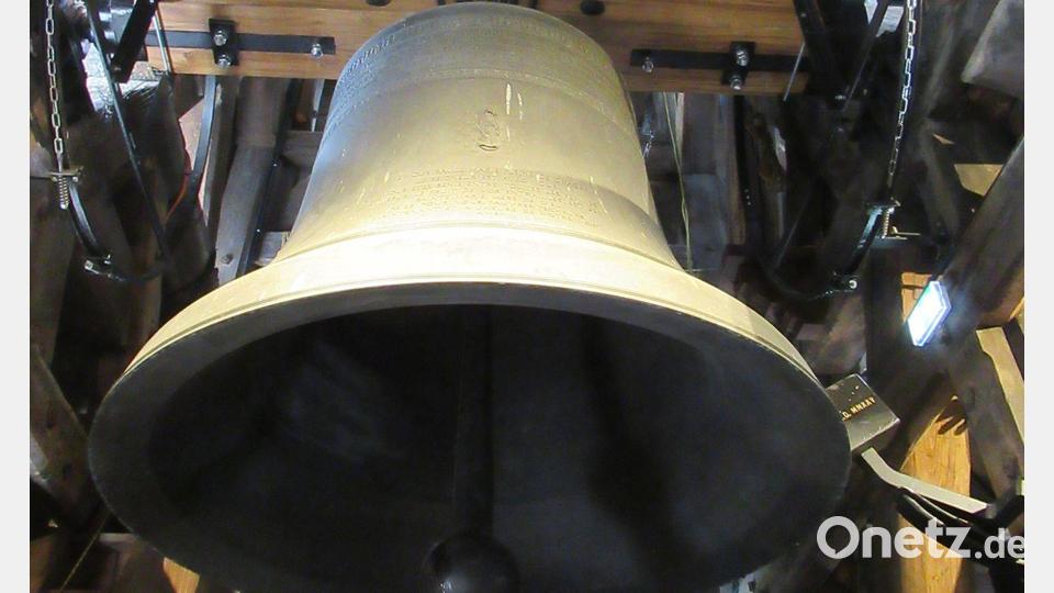 „Emmanuel“, die größte Glocke der Kathedrale, hängt an neuen Trägerbalken. Bild: Sabine Glaubitz/dpa