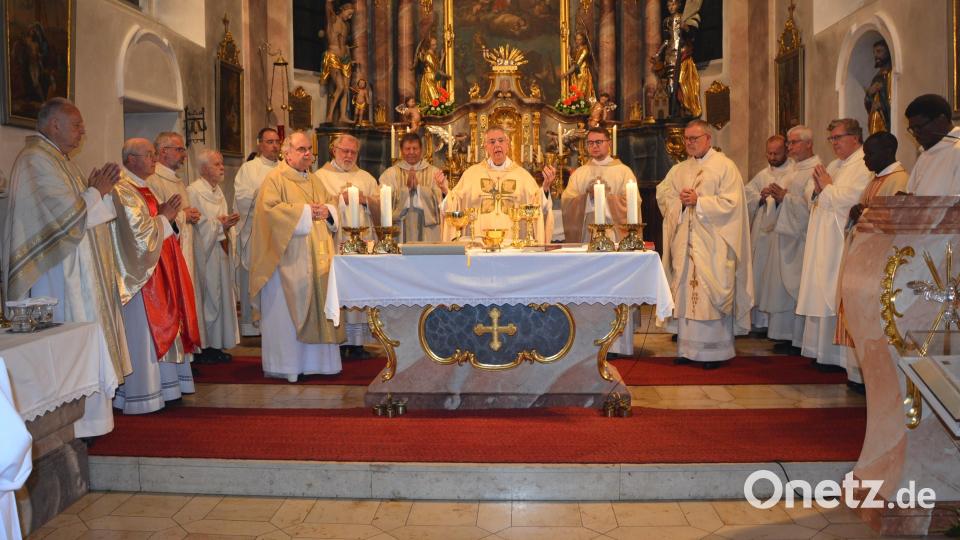 Der ehemalige Bamberger Erzbischof Dr. Ludwig Schick (Mitte) und 15 Konzelebranten feierten am Donnerstagabend den 21. Großen Gebetstag um die Seligsprechung der Resl in der Konnersreuther Pfarrkirche. Bild: jr
