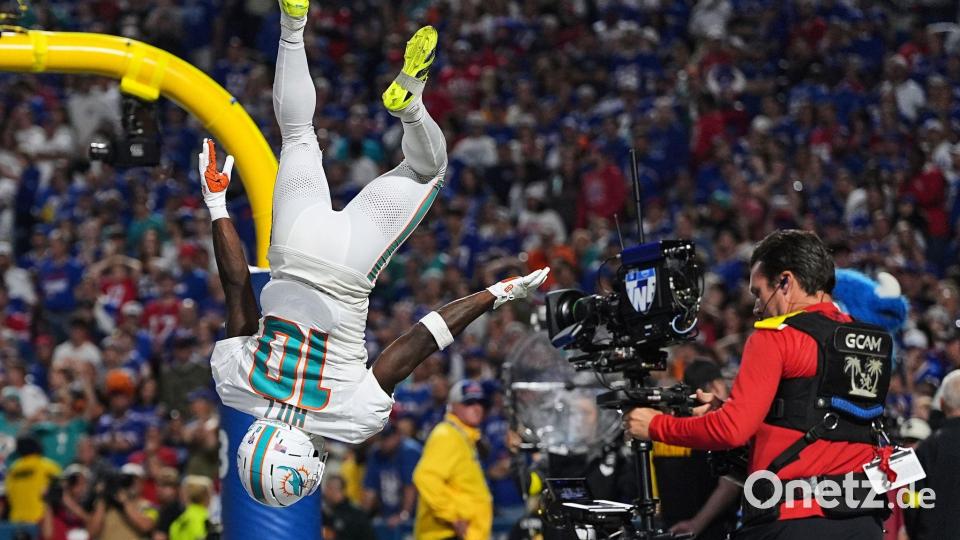 Tyreek Hill jubelte zwischenzeitlich akrobatisch über seinen Touchdown, ging aber erneut als Verlierer vom Feld. Bild: Matt Rourke/AP/dpa