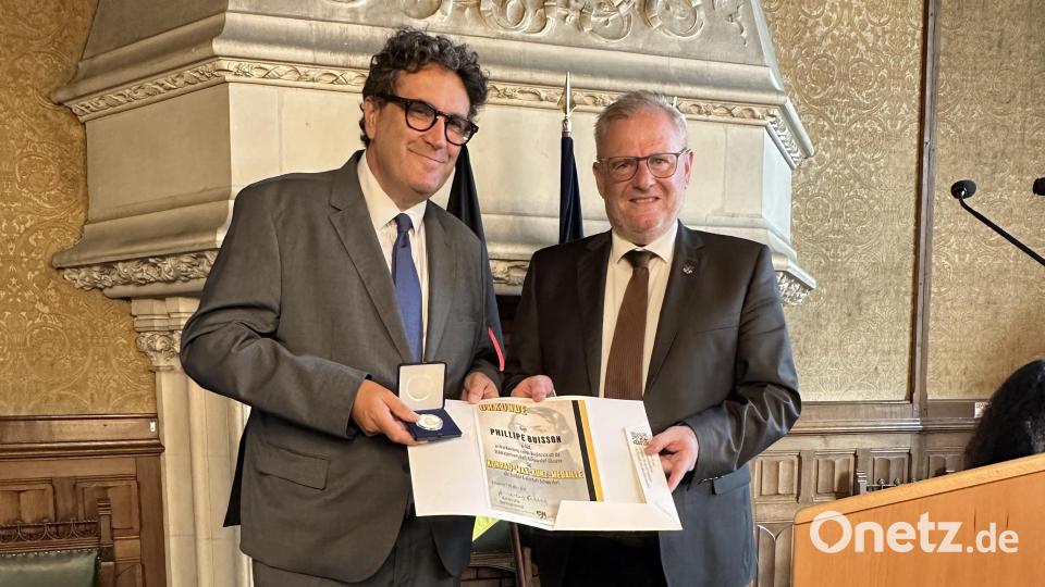 Libournes Bürgermeister Philippe Buisson (links) erhielt für seine Verdienste um die Städtepartnerschaft zu Schwandorf die Konrad-Max-Kunz-Medaille der Stadt Schwandorf. Bild: Lara Schmaus