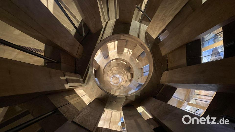 Ein Lauf der Wendeltreppe führt Besucher hinauf, der andere hinunter, sodass sich die Gäste nie begegnen. Bild: Sabine Glaubitz/dpa