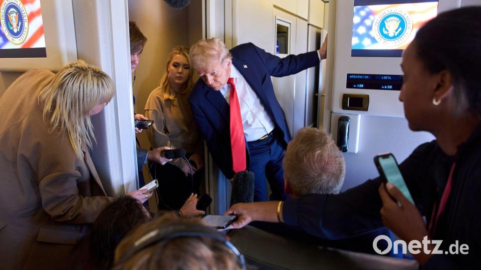 US-Präsident Donald Trump spricht mit Reportern nach seinem Abflug aus dem Vereinigten Königreich an Bord der Air Force One. Bild: Evan Vucci/AP/dpa