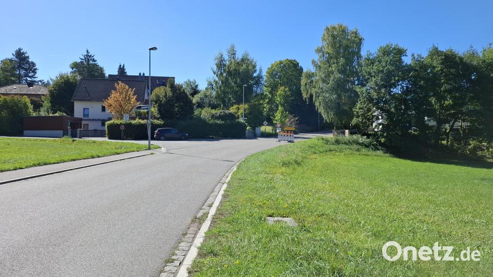 So sieht es bisher aus, wenn man vom Postkeller Richtung Schirmitz fährt. Noch bis 24. September ist es möglich, über die Umleitung Falkenweg die Ortsmitte von Schirmitz anzusteuern. Am 25. und 26. September wird die Umleitung schon etliche hundert Meter weiter oben auf Weidener Stadtgebiet beginnen. Es ist dann nicht möglich, Schirmitz aus dieser Richtung anzufahren. Bild: ise