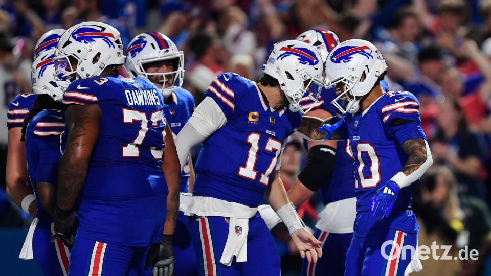 Quarterback Josh Allen (Mitte) führte die Bills zum dritten Sieg im dritten Saisonspiel. Bild: Adrian Kraus/AP/dpa