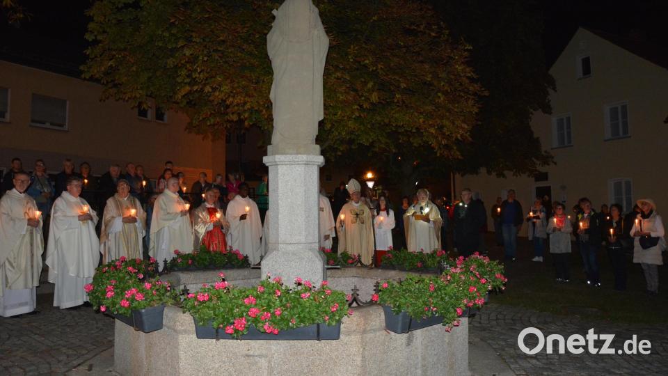 Mit dem „Engel des Herrn“ am Theresienbrunnen endete die gut zweistündige Feier am Donnerstagabend, erneut ein Beweis der Stiftländer Volksfrömmigkeit. Im Vordergrund der Brunnen, im Hintergrund das Resl-Haus. Bild: jr