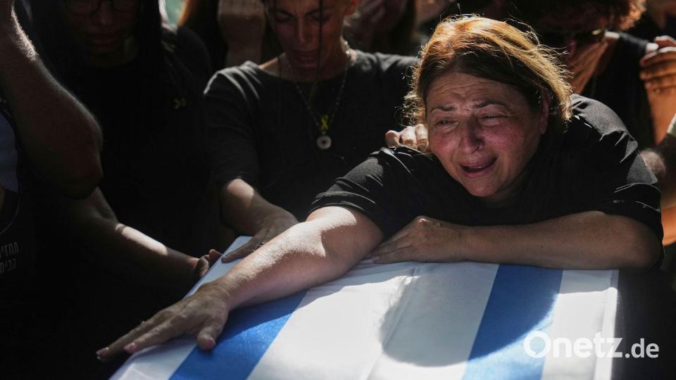 Die Vorstellung, dass Gaza-Geiseln für immer verschollen bleiben könnten, ist für Israelis kaum zu ertragen. Es gebe dann für Angehörige nicht einmal ein Ort zum Trauern. (Archivbild) Bild: Ariel Schalit/AP/dpa