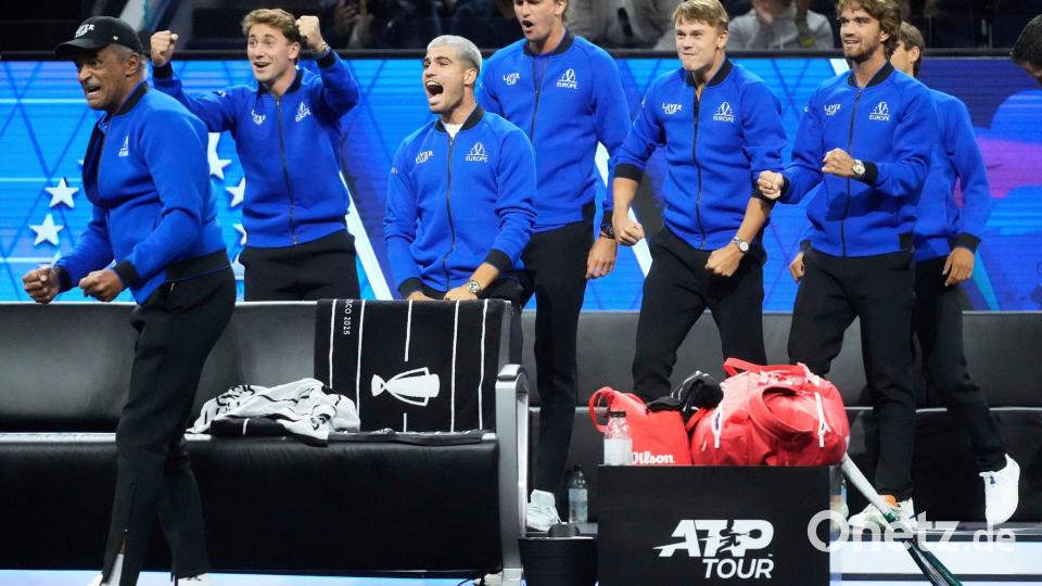 Team Europa mit dem Deutschen Alexander Zverev (4. v. l.) liegt beim Laver Cup gegen Team Welt in Führung. Bild: Jeff Chiu/AP/dpa