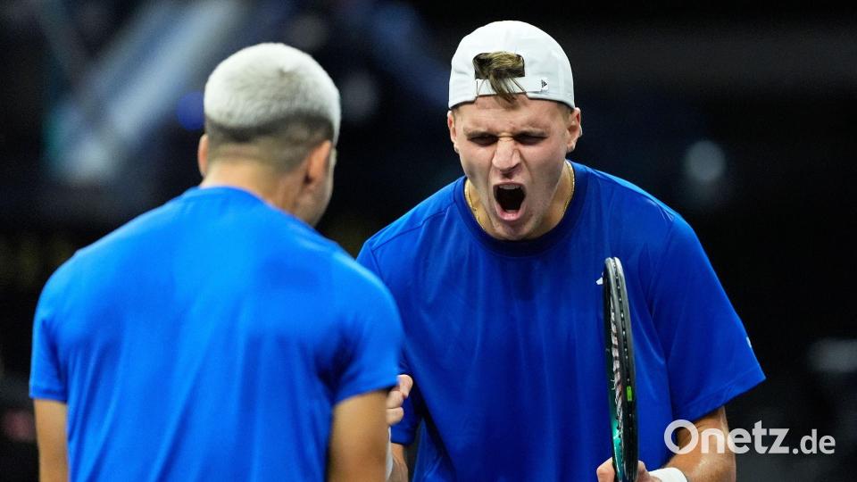 Der Weltranglistenerste Carlos Alcaraz aus Spanien (l) gewann beim Laver Cup im Doppel. Bild: Jeff Chiu/AP/dpa