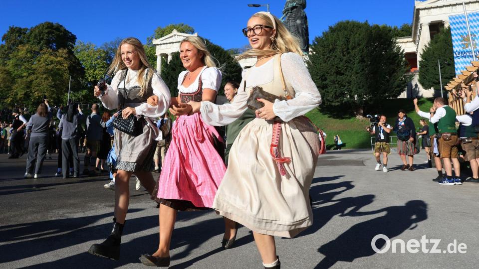 Nach langem Warten am Eingang rannten die ersten Wiesn-Gäste zu den Zelten. Bild: Karl-Josef Hildenbrand/dpa