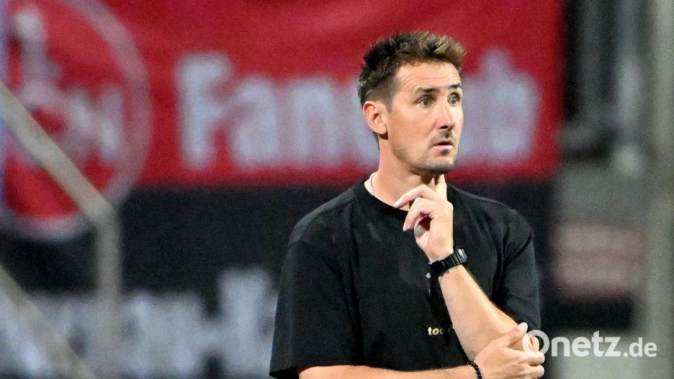 Endlich Sieger: Miroslav Klose sah seine Mannschaft lange vergeblich anrennen. Bild: Jens Niering/dpa