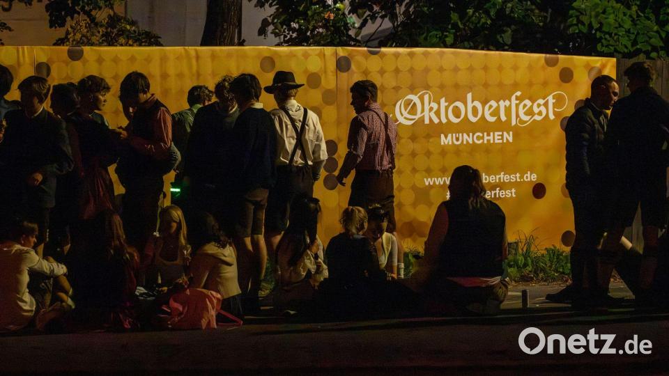 Warten auf den Start des Oktoberfestes Bild: Peter Kneffel/dpa