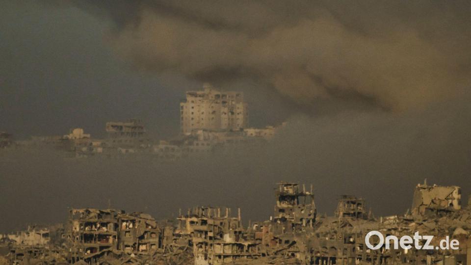 In der Trümmerwüste der Stadt Gaza sollen sich geschätzt noch etwa 500.000 Zivilisten aufhalten. Sie sind den israelischen Angriffen auf Reste der Terrororganisation Hamas weitgehend schutzlos ausgeliefert. Israel fordert sie fast täglich zur Flucht auf, aber viele wollen oder können das nicht mehr. Bild: Leo Correa/AP/dpa