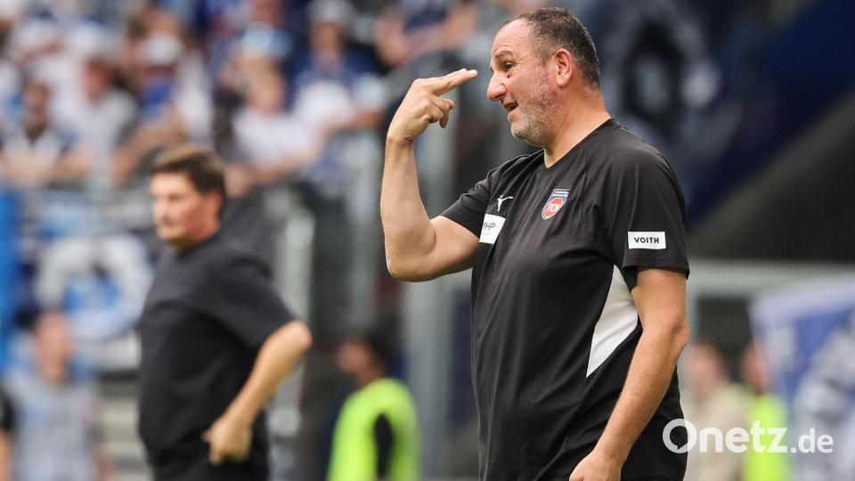 Musste immer wieder korrigieren: Heidenheims Trainer Frank Schmidt. Bild: Christian Charisius/dpa