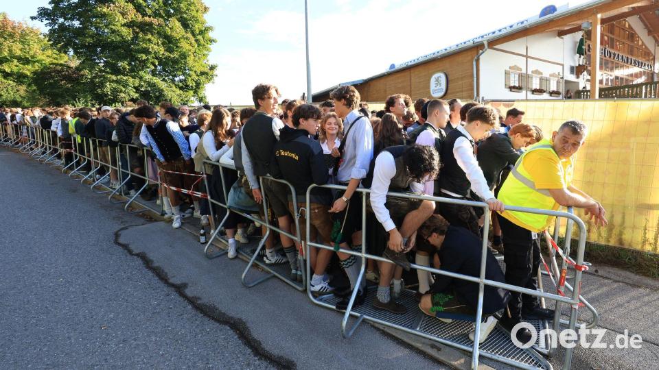 Warten auf den Start des Oktoberfests. Bild: Karl-Josef Hildenbrand/dpa