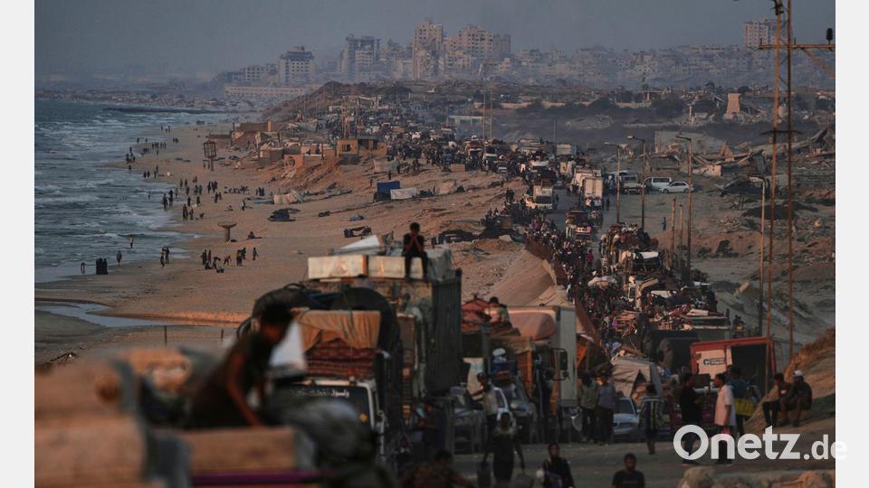 Es gibt im Gazastreifen nur zwei größere Straßen vom Norden in den Süden. Nur eine hat die israelische Armee für Flüchtlinge aus der Stadt Gaza geöffnet, die Al-Raschid-Straße an der Küste entlang. Auf ihr staut sich alles, was irgendwie noch fahren oder laufen kann: völlig überladene Transporter, meterhoch mit Matratzen bepackte schrottreife Autos, Eselskarren und Fußgänger mit Handwagen. (Archivbild) Bild: Abdel Kareem Hana/AP/dpa
