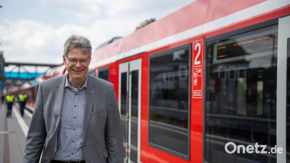 Kann mit dem Bahnverkehr in Deutschland nicht zufrieden sein: Bundesverkehrsminister Patrick Schnieder (CDU). (Archivbild) Bild: Harald Tittel/dpa