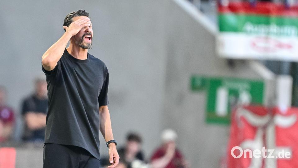 Augsburg-Trainer Sandro Wagner ist sehr unzufrieden mit der ersten Halbzeit. Bild: Harry Langer/dpa
