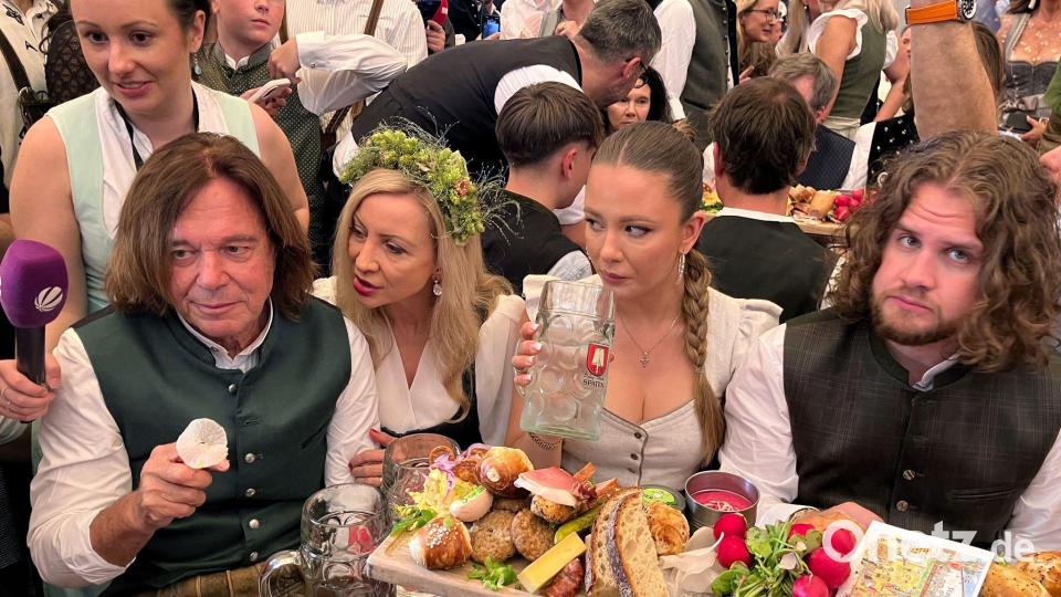 Jürgen Drews (l.) ist auf dem Oktoberfest zu Gast. Bild: Britta Schultejans/dpa