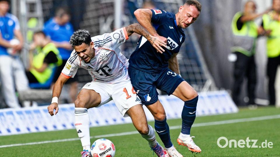 Kampf um den Ball: Diaz wird von Coufal bearbeitet. Bild: Uwe Anspach/dpa