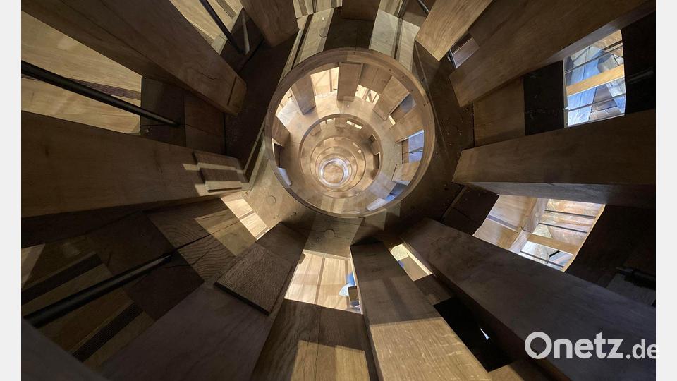 Die doppelläufige Wendeltreppe im Südturm: Ein Lauf führt hinauf, der andere hinunter, sodass sich die Besucher nie begegnen. Bild: Sabine Glaubitz/dpa