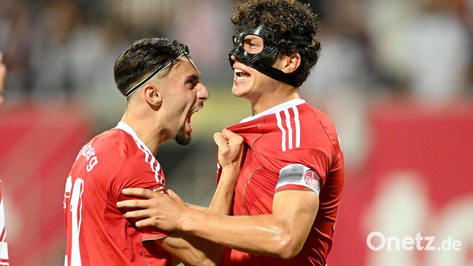 Zu früh gejubelt: Das Kopfballtor von Maskenmann Fabio Gruber wurde wegen Abseits vom Video-Assistenten kassiert. Bild: Jens Niering/dpa