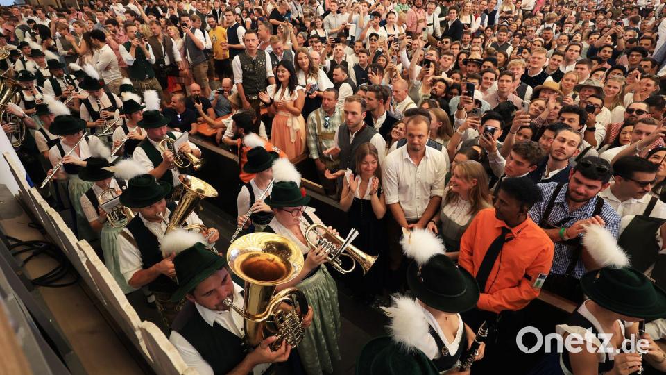 Andrang zur Eröffnung des Oktoberfestes in den Zelten. Bild: Karl-Josef Hildenbrand/dpa