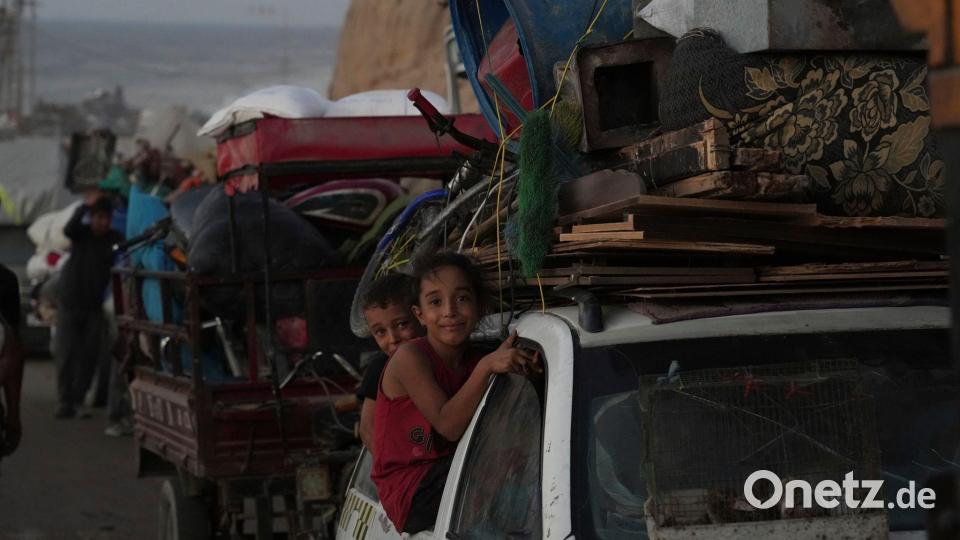 Es sind nur etwa 30 Kilometer von der Stadt Gaza bis in die südliche sogenannte humanitäre Zone. Aber für Hunderttausende, die mitten im Krieg über eine chronisch verstopfte Küstenstraße vor israelischen Bomben zu fliehen versuchen, ist es eine qualvolle Fahrt ins Ungewisse. Bild: Abdel Kareem Hana/AP/dpa