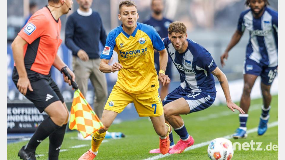 Filip Bilbija (l) leitet mit seinem Doppelpack den Paderborner Sieg bei Hertha BSC ein. Bild: Andreas Gora/dpa