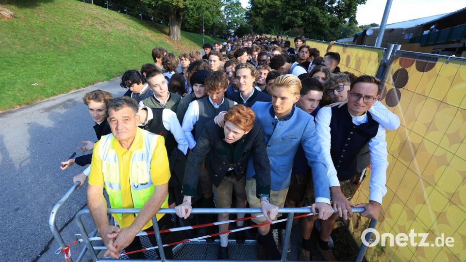 Die Festwiese ist erst ab 9.00 Uhr geöffnet - doch schon lange vorher warteten die ersten Wiesn-Gäste. Bild: Karl-Josef Hildenbrand/dpa