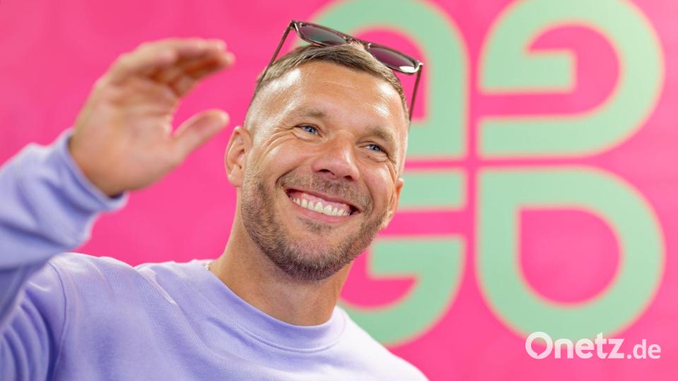 Lukas Podolski freut sich über die Entwicklung seines Herzensclubs 1. FC Köln. Bild: Uwe Anspach/dpa