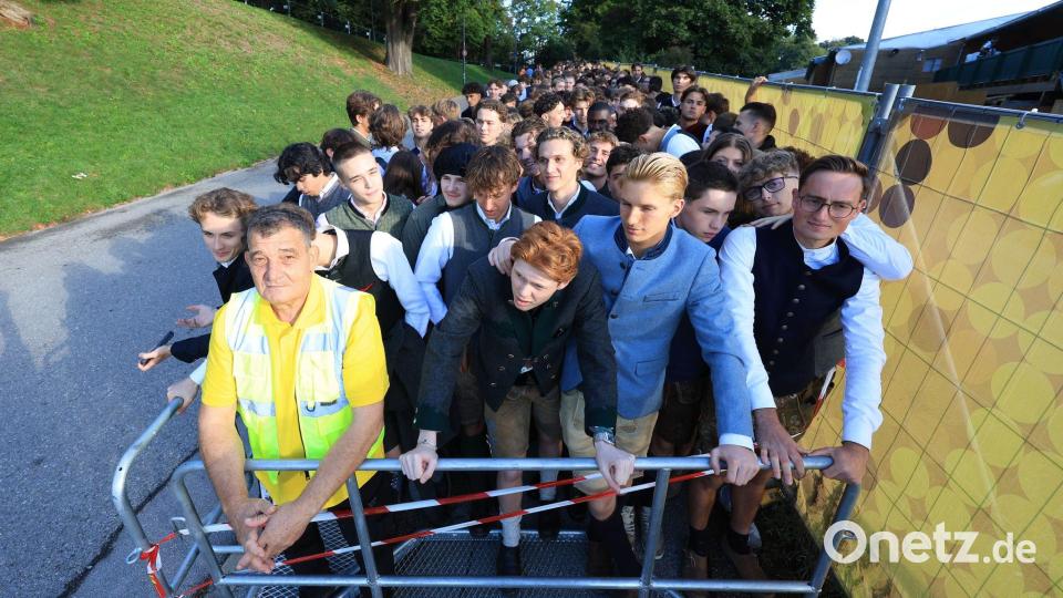 Warten auf den Start des Oktoberfestes Bild: Karl-Josef Hildenbrand/dpa