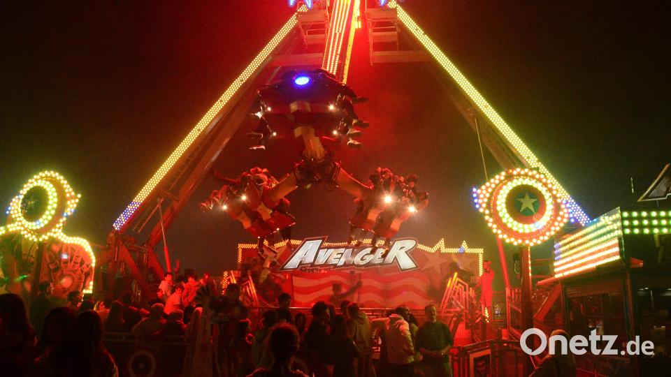 Die Fahrgeschäfte waren bestens besucht, auch das "Avenger" gleich gegenüber dem Festzelt. Bild: Kunz