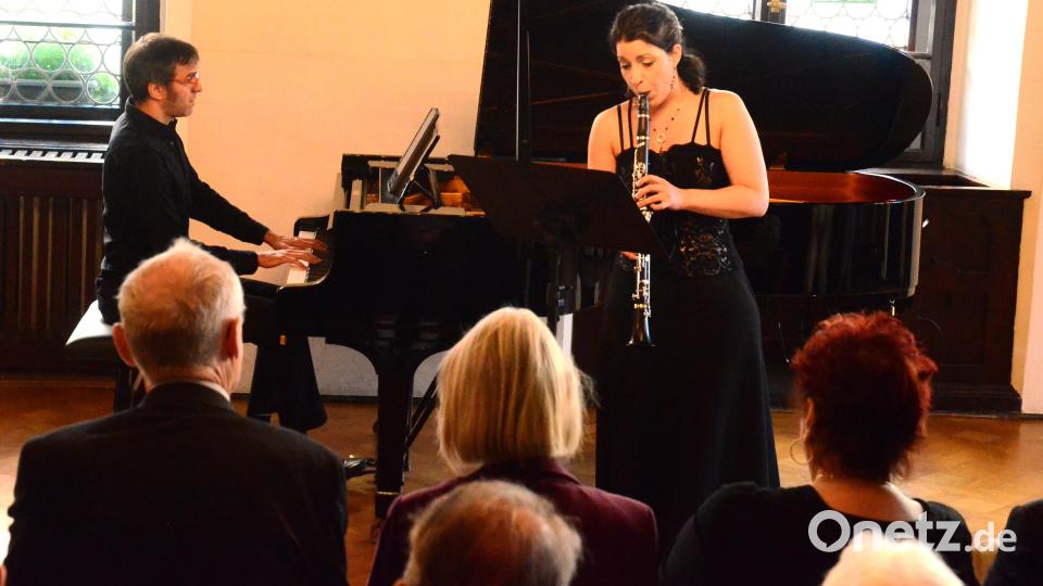 Klarinettistin Shelly Ezra spielt Max Regers &quot;Albumsblatt&quot; und wir dabei von Naaman Wagner am Klavier begleitet. Bild: Kunz