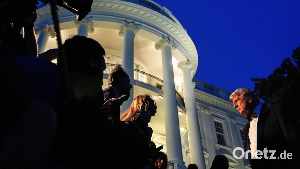 Washington, D.C.: Trump spricht vor Abreise aus dem Weißen Haus zu Reportern Bild: Julia Demaree Nikhinson/AP/dpa